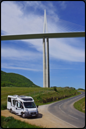 Blick von Unten auf das Viaduct von Millau