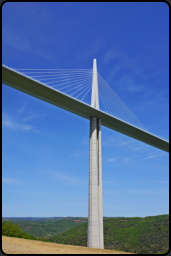 Blick von Unten auf das Viaduct von Millau