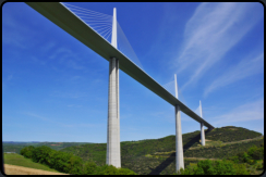 Blick von Unten auf das Viaduct von Millau