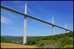 Blick von Unten auf das Viaduct von Millau