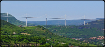 Fernblick auf das Viaduct von Millau