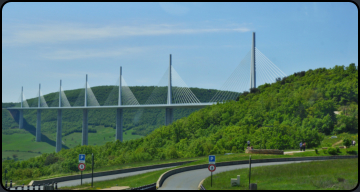 Blick vom Rastplatz auf das Viaduct von Millau