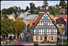 Blick vom Marktplatz auf den Ort Hohnstein