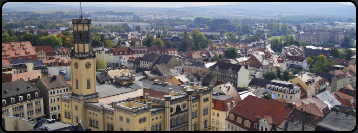 Blick vom Kirchturm der Johanniskirche zum Rathaus