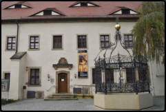 Vor dem Stadtmuseum im Ostflgel des ehem. Klosters, steht der Brunnen Grner Born