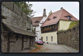 Blick vom Tor des Matthiasturms zur ehemaligen Pferdetrnke und zum Hofrichterhaus