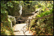 Treppe vom Plateau hinunter zum Gasthaus