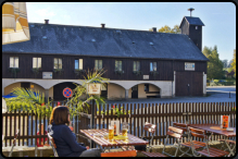 Blick vom Biergarten des Hotel Erbgericht auf das Feuerwehrgebude