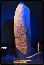 Der groe Sigtrygg-Stein im Wikinger-Museum Haithabu