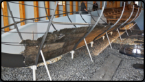 Stcke eines gefundenen Langschiff im Wikinger-Museum Haithabu