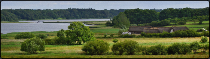 Blick vom Halbkreiswall zum Museumsdorf