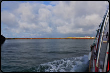 Einfahrt mit dem Fhrschiff in den Hafen der Dne