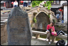 Stein zum Gedenken an den Maler Chen Yifei vor der  "Shide Brcke", eine der Twin Bridges