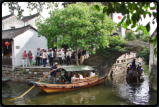 Touristen bei einer Bootsfahrt auf den Kanlen von Zhouzhuang