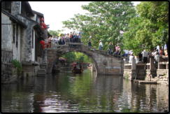 Wir durchfahren die "Shide Brcke", eine der Twin Bridges