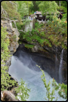 Slettafossen mit Brcke und Souvenier-Shop