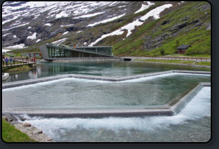 Neu gestaltete Kaskaden am Besucherzentrum oberhalb der Trollstigen