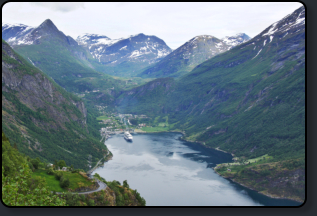 Blick vom rnevegen-Aussichtspunkt auf den Geirangerfjord