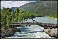 Holzbrcke ber den Flu Bvre