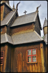 Auenansicht der Stabkirche in Lom