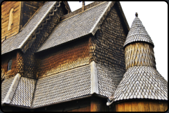 Mit Holzschindel gedecktes Dach der Kirche