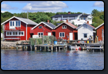 Typische Schwedenhuser am Yachthafen von Res