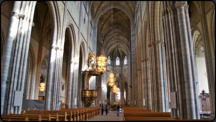 Blick durch das Mittelschiff zum Altar