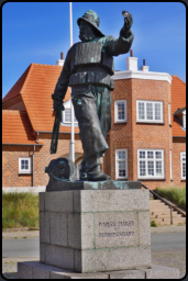 Die Skulptur "Rettungsmann und Fischer" am Hafenmeisterhaus