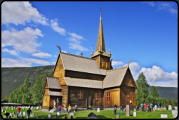 Auenansicht der Stabkirche in Lom