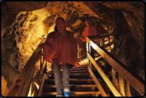 Die Treppe hinunter in den Stollen