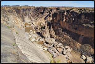 Schlucht am Wasserfall